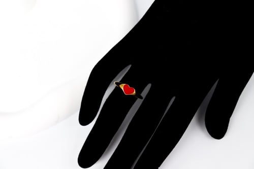 خاتم القلب ترندي باللون الاحمر عيار 18