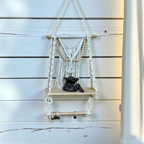 رف جداري خشب ومكرمية – مع عامود تعليق صور (85×35 س...