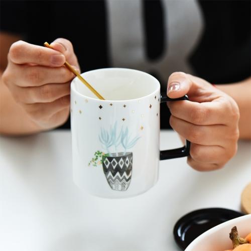 كوب من السيراميك مع غطاء