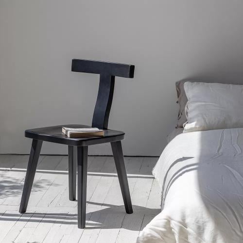 كرسي من خشب الاوك