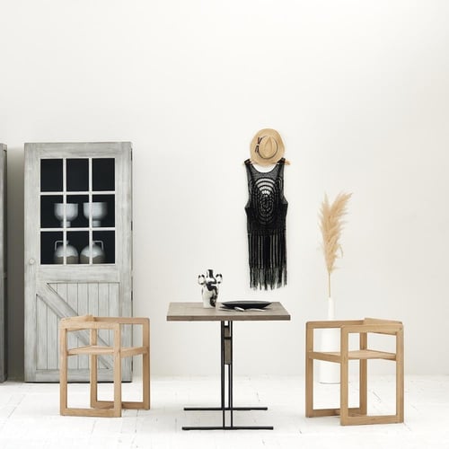 كرسي من خشب الاوك