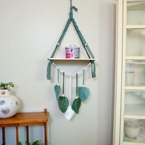 رف جداري خشب ومكرمية خضراء – تصميم بوهيمي طبيعي (1...