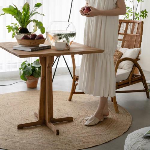 طاولة خشب مربعة رفيعة من خشب طبيعي بطابع ريفي