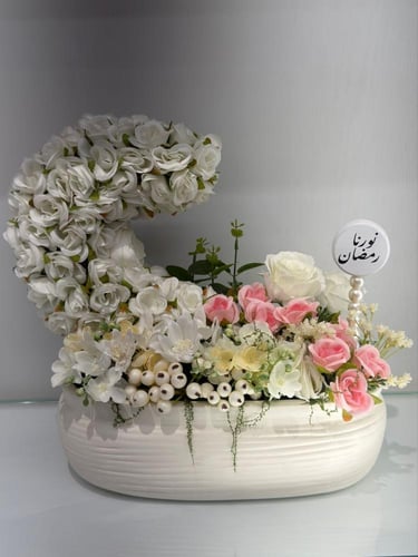 فازات ورد صناعي على شكل هلال