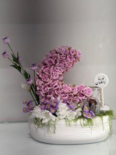 فازات ورد صناعي على شكل هلال