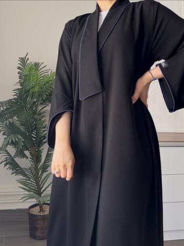 عبايه بتصميم انيق مقفله بالطقطق