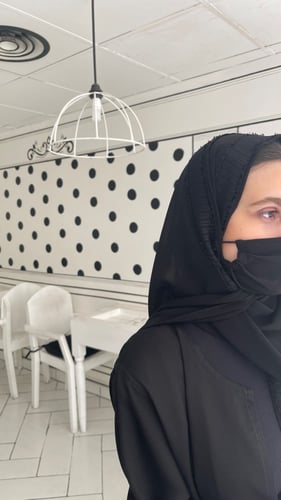 طرحة شيفون أسود مزينه من الطرف بشيفون مخطط