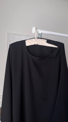 عبايه ساده بتصميم دبل كلوش مزوده بطقطق فالكتف