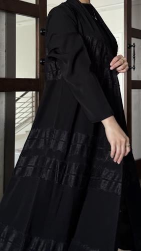 عبايه كريب مزينه بالدانتيل