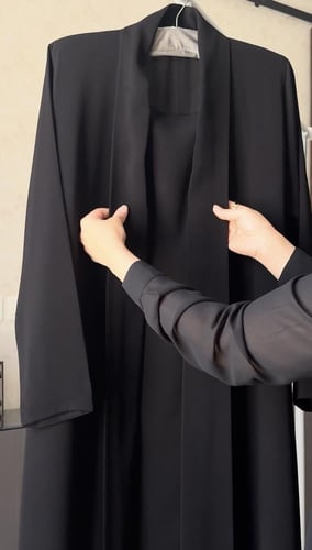 عبايه بياقه مقلوبه مقفله كامل بالطقطق