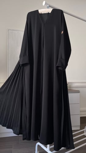 عبايه حرير مزينه بكسر فالجوانب