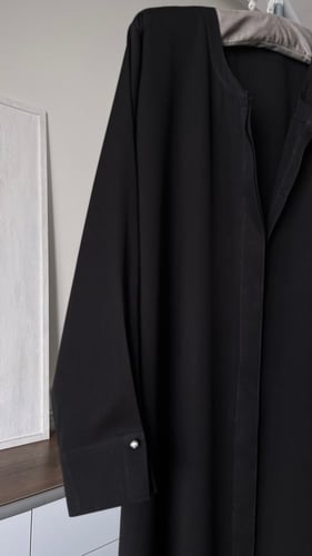 عبايه يوميه عمليه مزينه بكسره ولولو في الكم