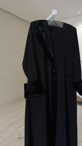 عبايه كريب اندونيسي مزينة بالمخمل