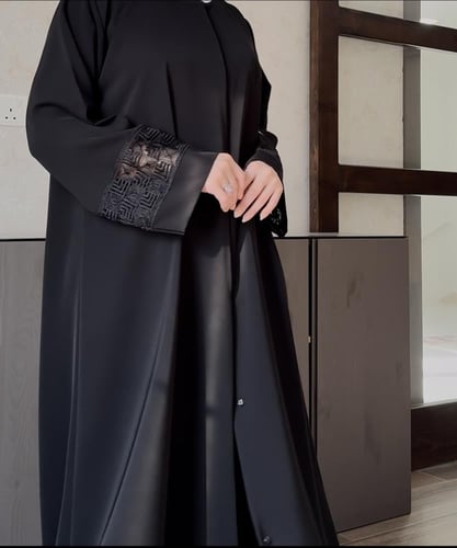 عبايه يوميه مقفلة بطريقة مخفيه