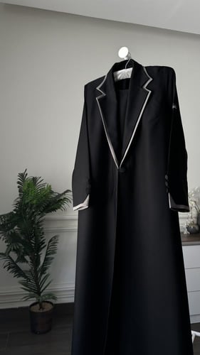 عبايه تصميم رسمي باطراف رمادي مع مرد داخلي