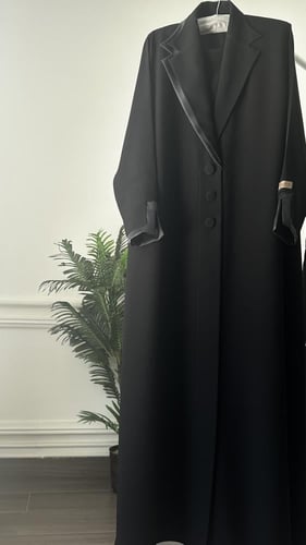 عبايه بليزر مزينه بقماش لمعه اسود