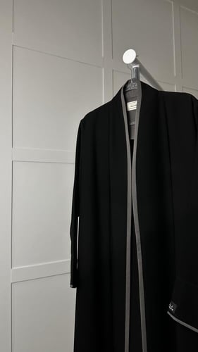 عبايه لف مقفله بطقطق واحد جانبي