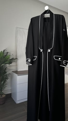 عبايه بليزر مزينه بااطراف اوف وايت مع مرد داخلي