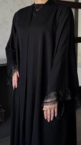 عباية حرير مزينة بالدانتيل في طرف الاكمام