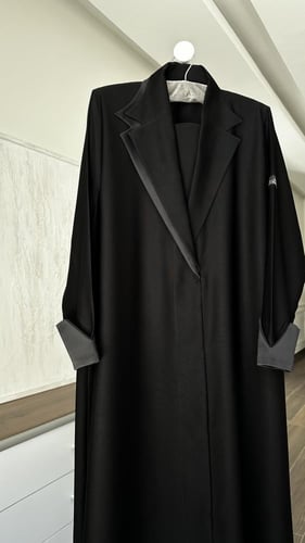 عبايه بليزر مقفله كامل بالطقطق مع اضافة قطعة الصدر