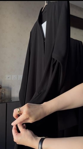 عبايه يوميه مخيطه كامل من الامام