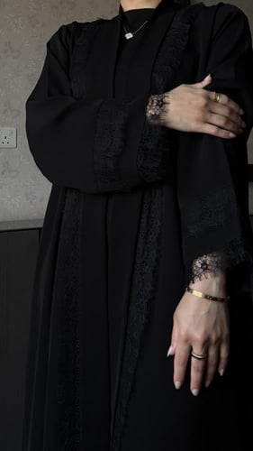 عبايه بياقه مقلوبه مزينه بالدانتيل