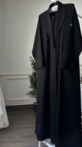 عبايه بليزر مقفله بالطقطق مع قطعة الصدر