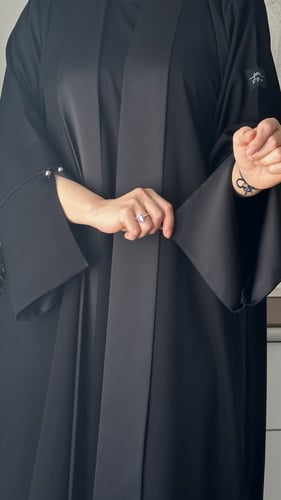 عبايه بياقه لمعه مع مرد داخلي