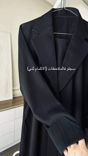 عبايه بليزر مقلم مع اضافة قطعة الصدر مقفله بالطقطق