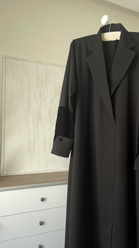 عبايه بتصميم رسمي واكمام مخمل مقفله بالطقطق