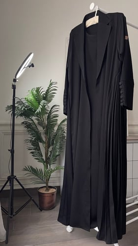 عبايه بليزر بكسر من الجوانب مع فستان