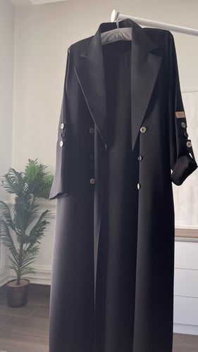 عبايه بطابع رسمي وكاجوال مع مرد داخلي ثابت فالعباي...