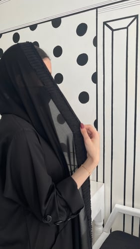 طرحة شيفون أسود مزينه من الطرف بشيفون مخطط