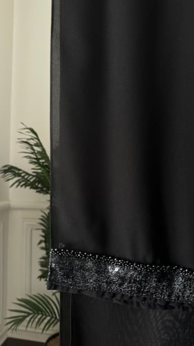 عباية حرير ياباني مزوده بكسره خلفيه ومزينه بقماش ت...