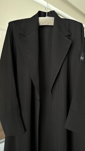 عبايه بليزر مقلم مع اضافة قطعة الصدر مقفله بالطقطق