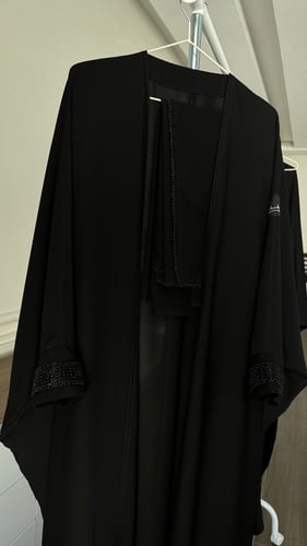 عبايه بشت حرير ياباني مزينه ب لولو فالاكمام