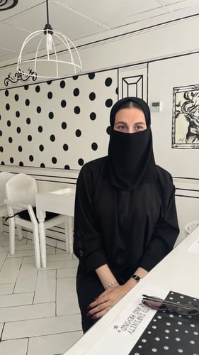 لثمه بربط من الخلف