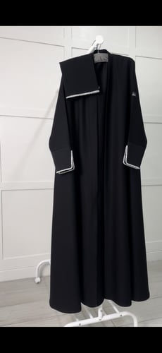 عبايه كلوش مزينه باللولو الابيض مع طرحه مزينه بالل...