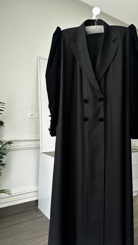 عبايه كريب اندونيسي مع اكمام مخمل مع طرحه طرف مخمل