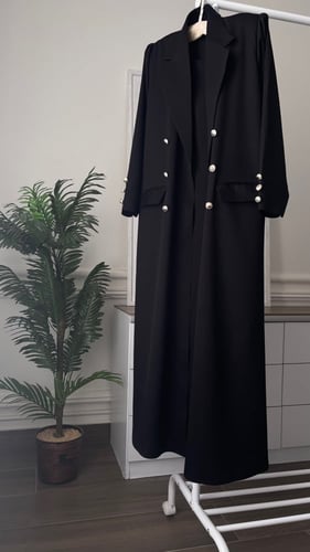 عبايه بليزر مزينه ب ازارير ذهبي وجيوب اماميه مع مر...