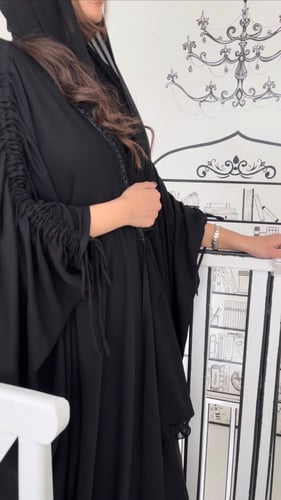 عباية مناسبات قماش حرير مزينه بسيلان اسود