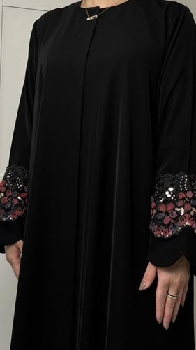 عبايه كريب مزينة بكلفه شك فالاكمام