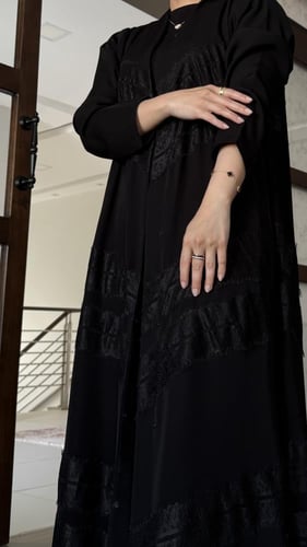 عبايه كريب مزينه بالدانتيل