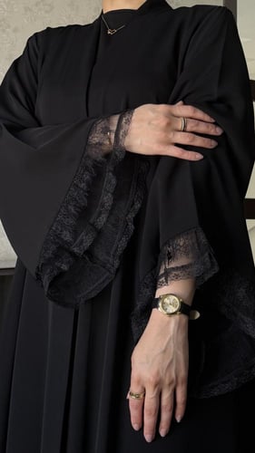 عباية حرير مزينة بالدانتيل في طرف الاكمام