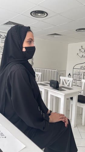 طرحة شيفون أسود مزينه من الطرف بشيفون مخطط