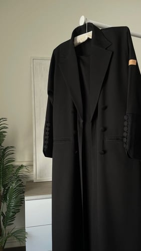 عبايه بليزر بجيوب رسميه وازارير على الصدر مع الطرح...