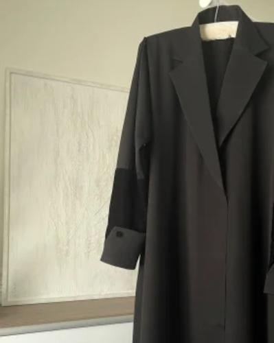 عبايه بتصميم رسمي واكمام مخمل مقفله بالطقطق