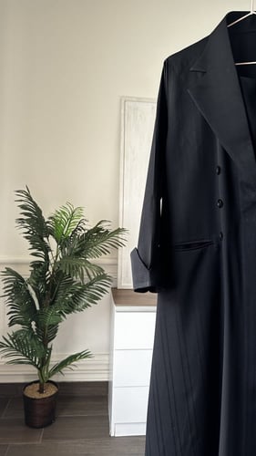 عبايه بليزر مقلم مع اضافة قطعة الصدر مقفله بالطقطق