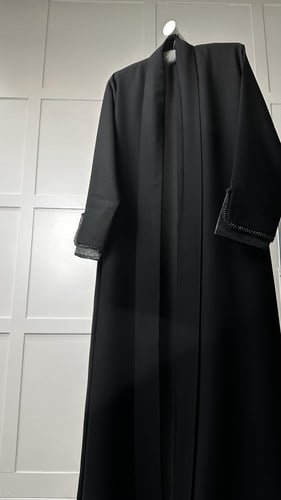 عبايه بياقه مقلوبه ومقفله كامل بالطقطق