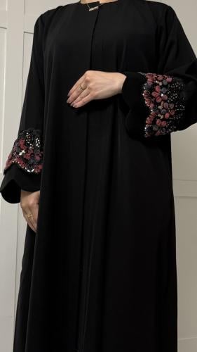 عبايه كريب مزينة بكلفه شك فالاكمام